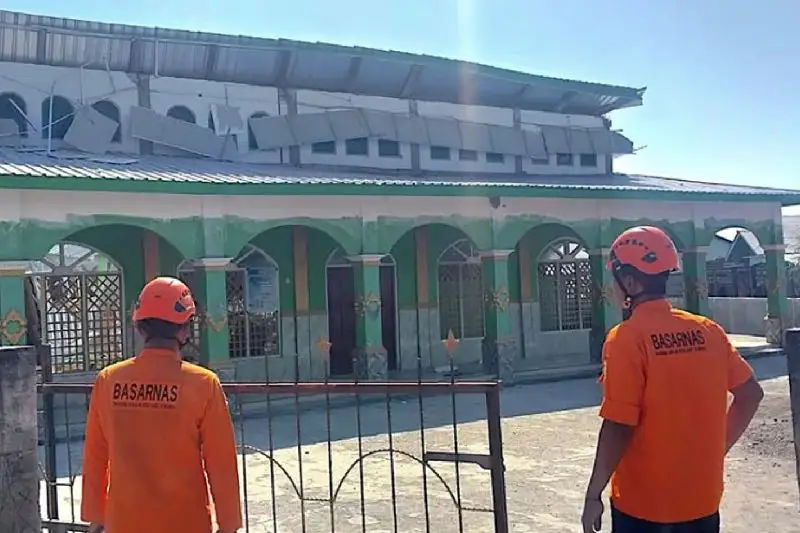 Suben a 53 los muertos y a 135 los heridos tras el terremoto de magnitud de 7.7 en Indonesia
