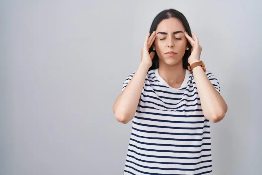 La migraña genera un impacto «invisible» que va más allá del dolor, advierten neurólogos y pacientes