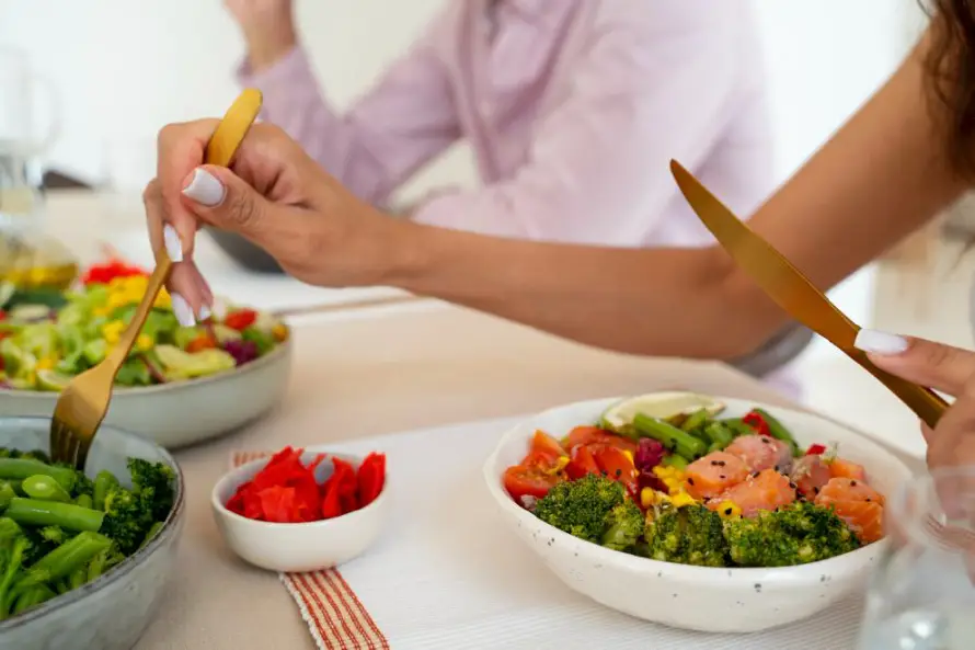 Por qué comer una ensalada abundante no siempre llena: expertos explican la diferencia entre saciación y saciedad