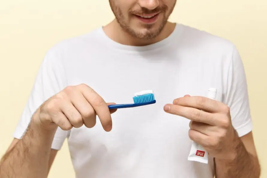 Cuidar las encías: el sencillo hábito que protege los dientes y la salud del corazón