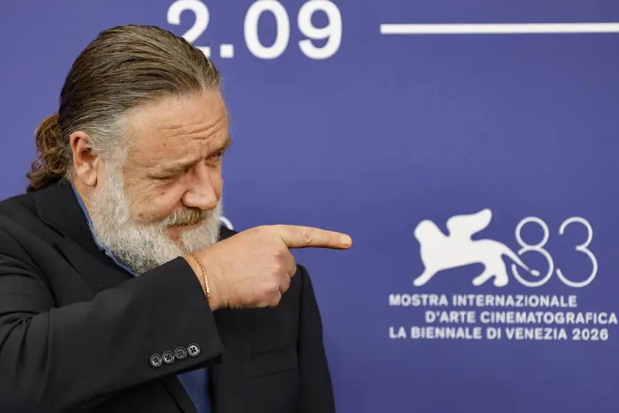 Russell Crowe se muestra como músico en Venecia: "No cambiaría nada de mi carrera"