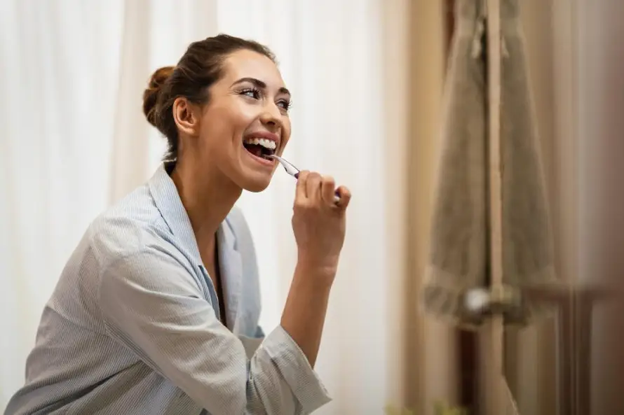 Esperar 30 minutos antes del cepillado tras consumir bebidas ácidas podría prevenir la sensibilidad dental