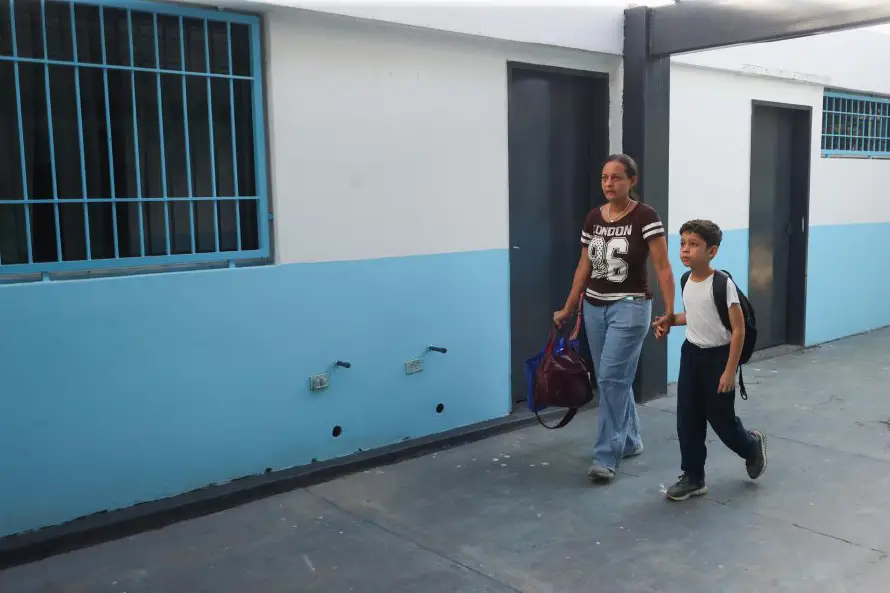Reubican a 86,031 estudiantes tras terremotos en Venezuela
