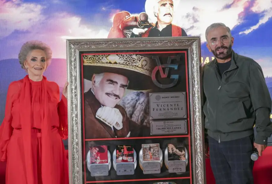 Vicente Fernández Jr: “La IA no está contemplada en la música de mi padre"