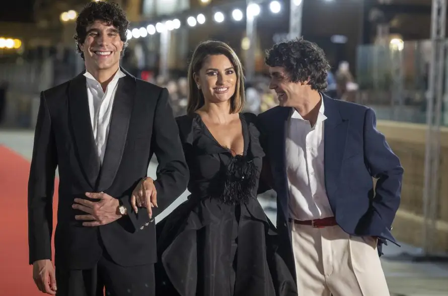 Los Javis, Penélope Cruz y "La bola negra", aclamados en San Sebastián