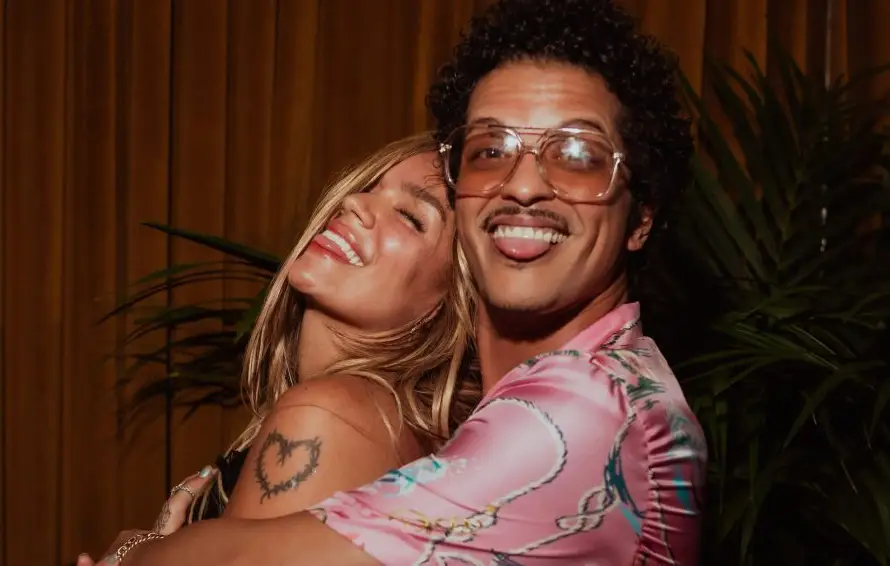 Karol G y Bruno Mars estrenan el videoclip de su melódico romance "Still"
