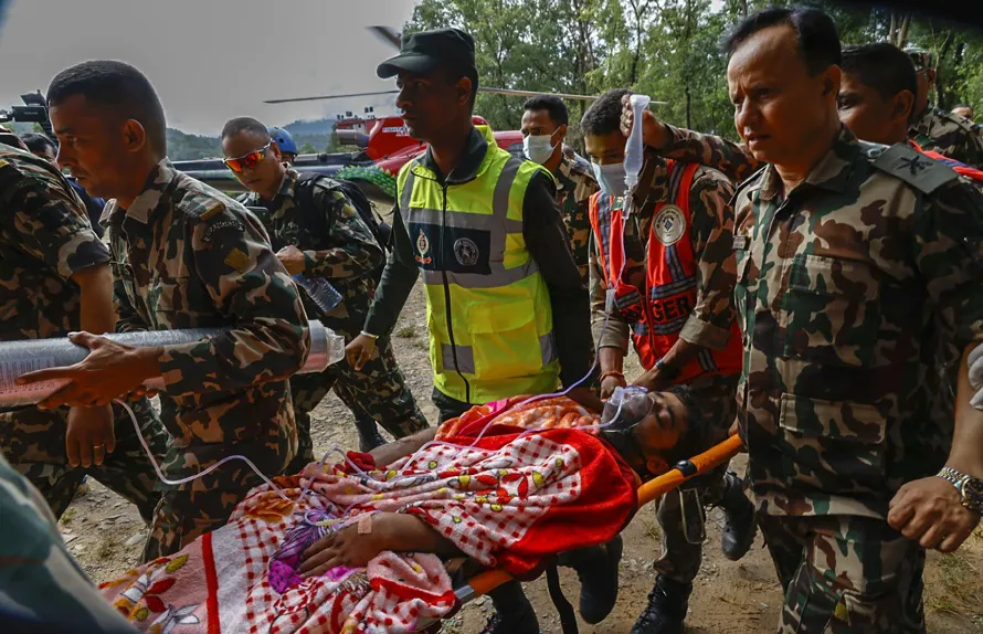 Nepal eleva a 1,344 los muertos mientras continúan las operaciones de rescate y búsqueda