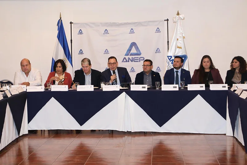 Empresarios y ministro de Trabajo discuten propuestas para cambiar la jornada laboral