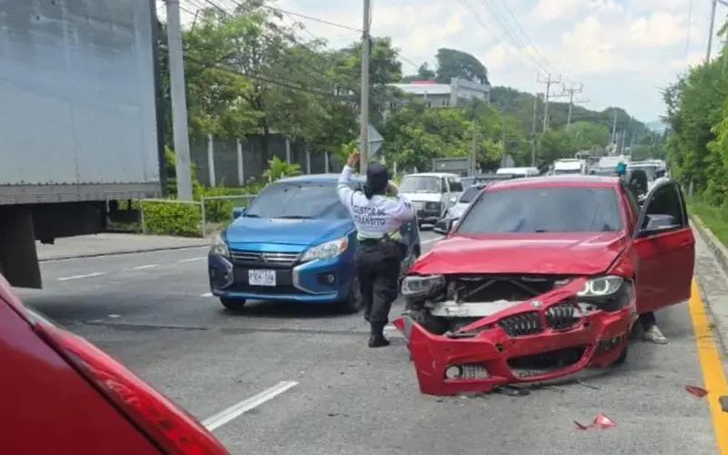 Múltiple accidente sobre la autopista a Comalapa deja dos personas lesionadas