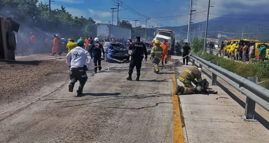 Dos muertos, 13 lesionados y 14 vehículos involucrados deja accidente en el bulevar Constitución