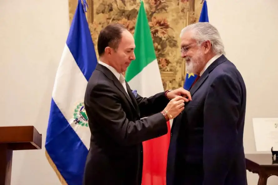 Embajada de Italia condecora a economista salvadoreño Alberto Arene con alta distinción civil 