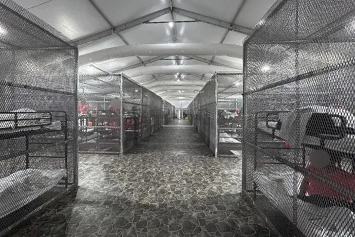 EEUU documenta hacinamiento, uso de jaulas y otros abusos a inmigrantes en Alligator Alcatraz