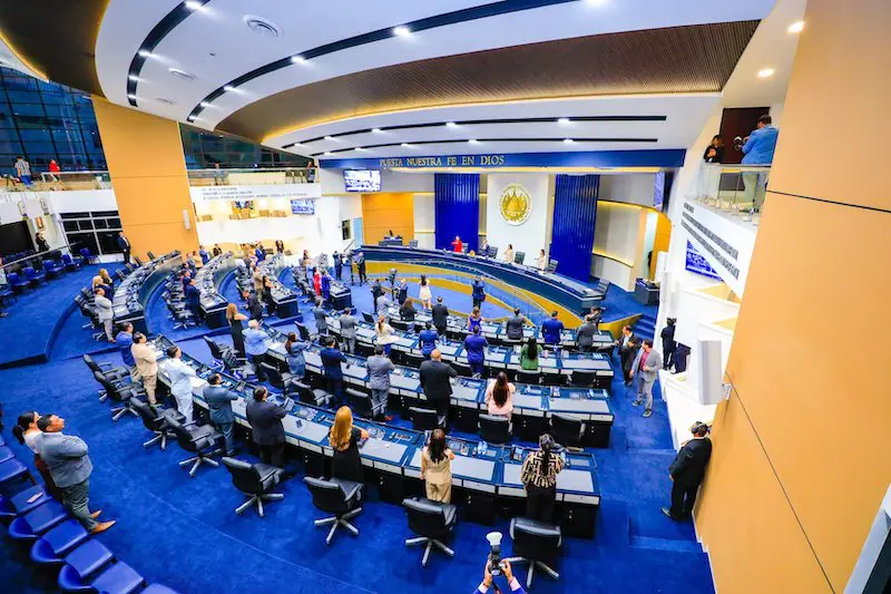 Aprueban exención para donación a trabajadoras afectadas por cierre de fábrica en medio de discusión sobre derechos laborales