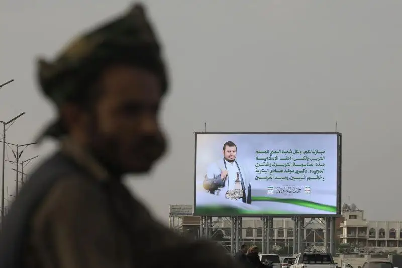 Ataques aéreos golpean un convoy hutí mientras rebeldes avanzan en la costa oeste de Yemen