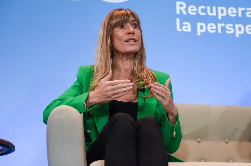 Envían a juicio a la esposa de Pedro Sánchez acusada de dos delitos