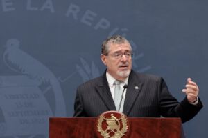 Arévalo propone limitar precio del diésel en Guatemala en medio de ola de protestas