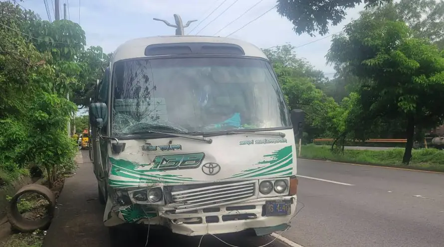 Choque entre microbús y vehículo deja cuatro lesionados en autopista a Comalapa