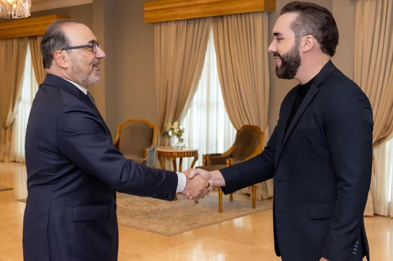 Bukele y presidente de CAF evalúan avances en obras del nuevo aeropuerto y modernización escolar