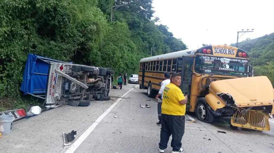 Accidente entre bus de ruta 40 y camión deja cinco lesionados en la carretera al Puerto de La Libertad