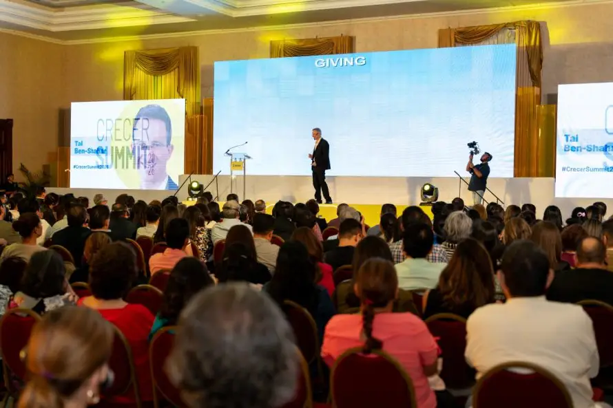 Crecer Summit 2026 reunió a cientos de salvadoreños para reflexionar sobre felicidad y resiliencia junto a Tal Ben-Shahar
