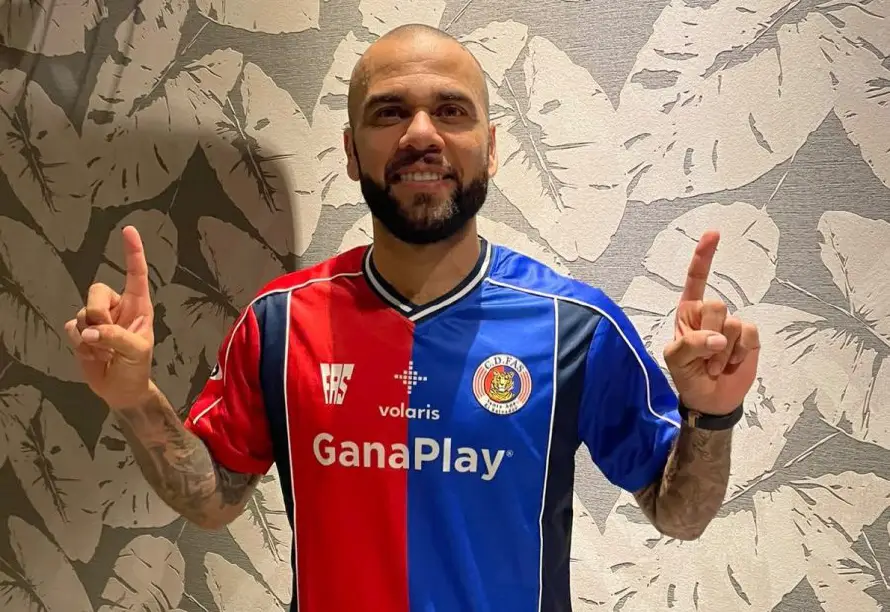 El exjugador brasileño Dani Alves sorprende al vestir la camiseta de FAS