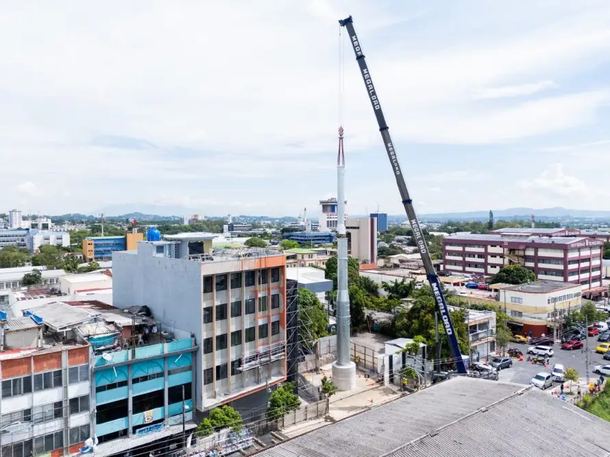 Obras Públicas instala la décima torre del metrocable de Mejicanos
