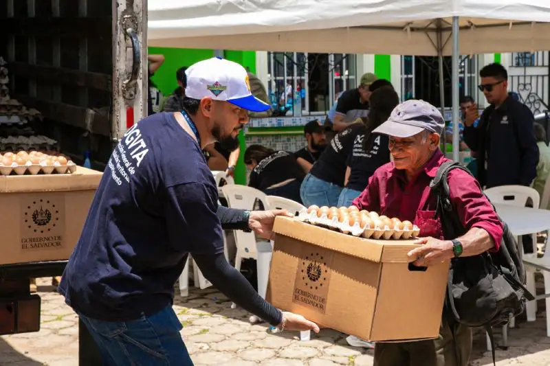 Entregan canastas alimentarias a más de 440 familias afectadas por la sequía en Chalatenango