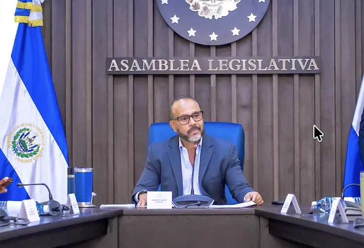 Presidente de la Asamblea dice que salvadoreños con TPS tienen "más tiempo" para regularizar estatus en EE.UU. 