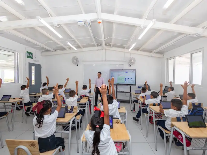 Escuela inaugurada por Bukele en Ahuachapán es incluida en programa piloto con tutores de IA