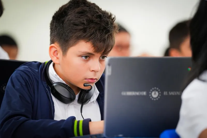 Bukele explica alcance de resultados educativos en prueba piloto en 171 escuelas