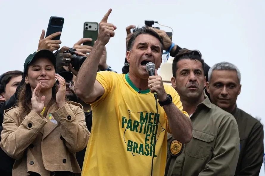 Flávio Bolsonaro supera por primera vez a Lula en eventual segunda vuelta