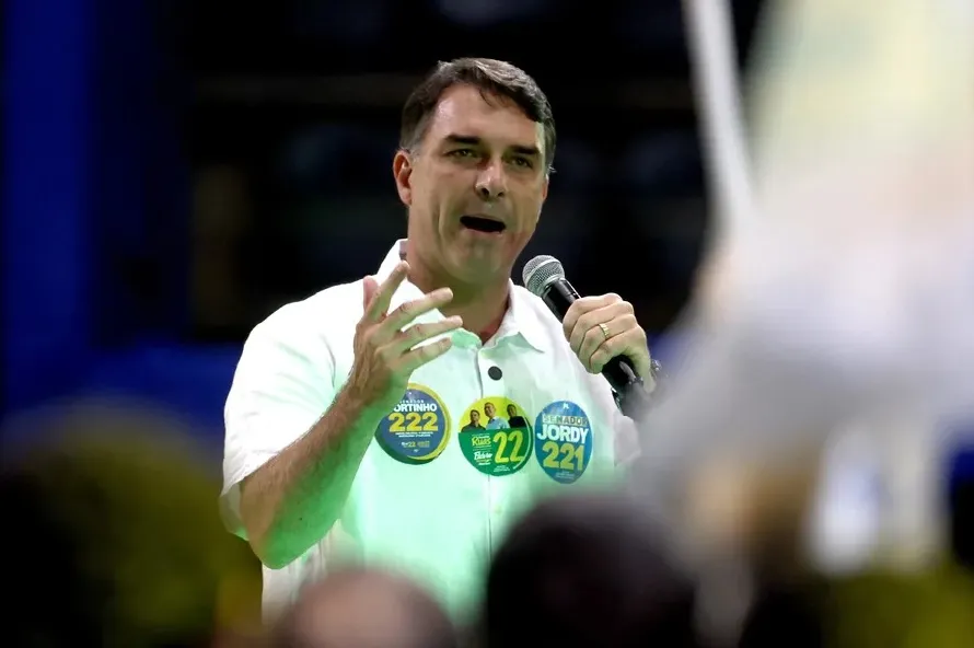 Flávio Bolsonaro sigue reduciendo su distancia de Lula en las encuestas