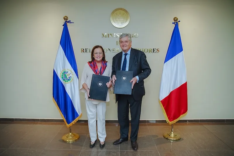 El Salvador firma acuerdo de cooperación con Francia durante visita de ministro galo al país