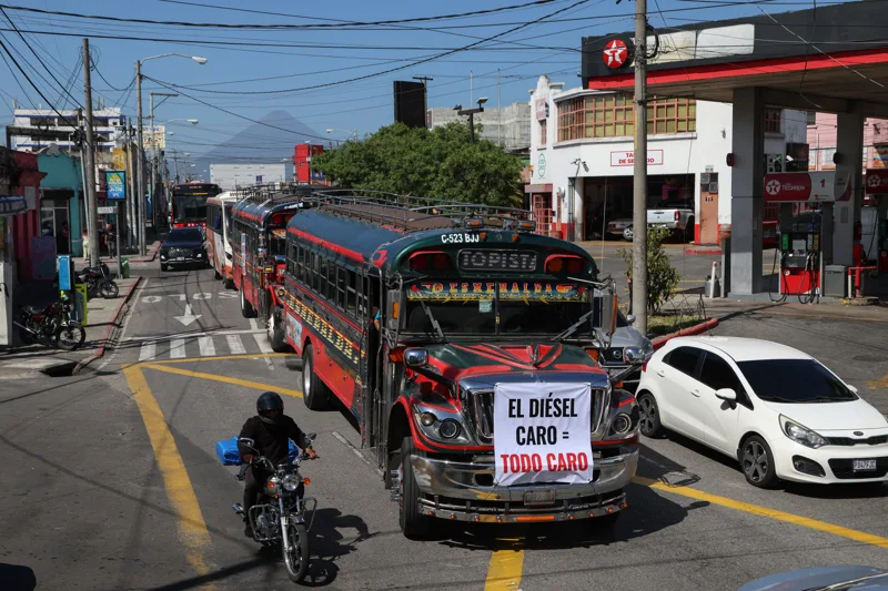 Transportistas siguen bloqueos de carreteras en Guatemala pese a aprobación de subsidio