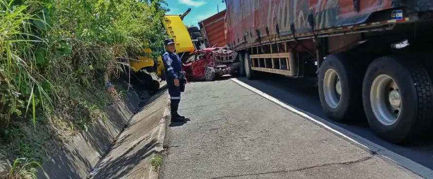Paso cerrado en carretera de Oro por choque entre rastras