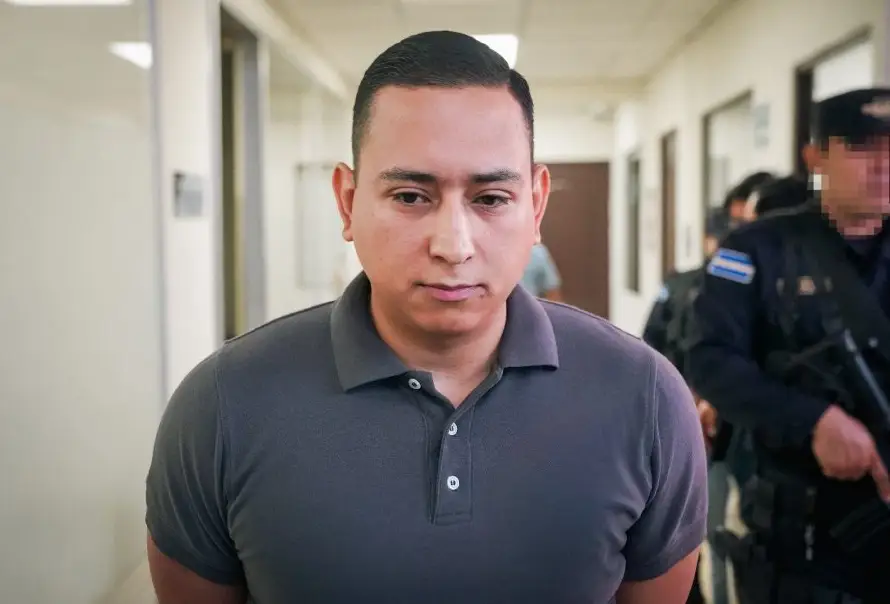 Exfiscal detenido por ofrecer dádiva  a cambio de información seguirá detenido