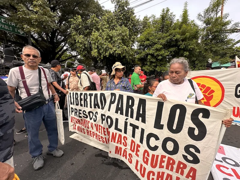 Denuncian retenes y registros de manifestantes en marcha del 15 de septiembre