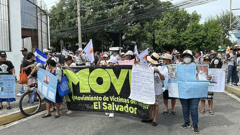 Movimientos marchan contra celebración de independencia, detención de inocentes y jornada diaria de 11 horas