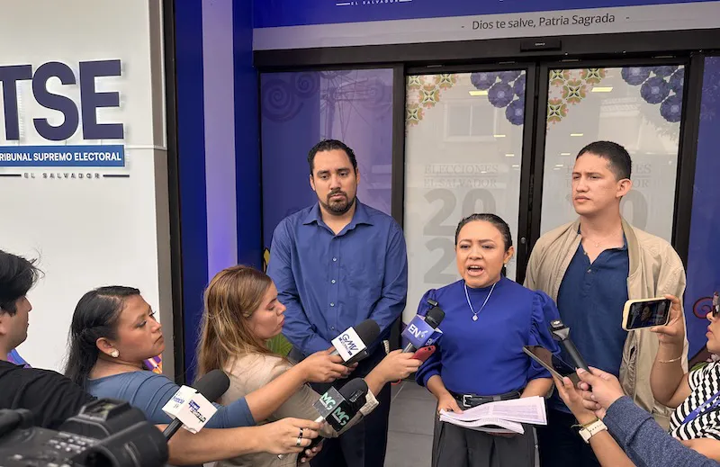 Cesia Rivas presenta al TSE conformación de autoridad electoral de Vamos y ratificación interna de candidatos incluida Claudia Ortiz