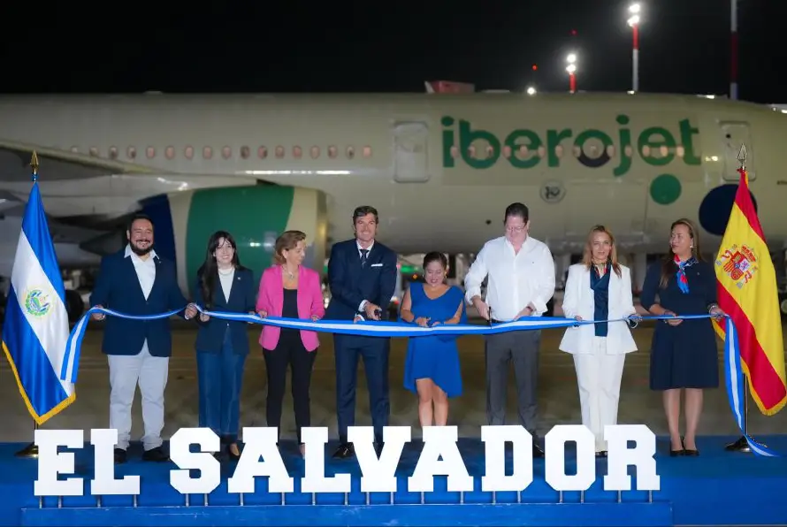 El Salvador recibió el primer vuelo de Iberojet desde España