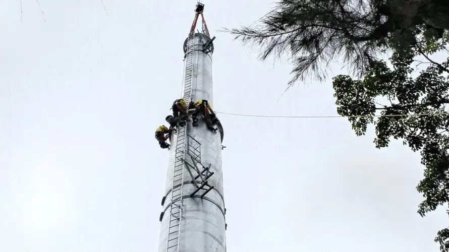 Instalan la séptima torre del metrocable sobre la Diagonal Universitaria