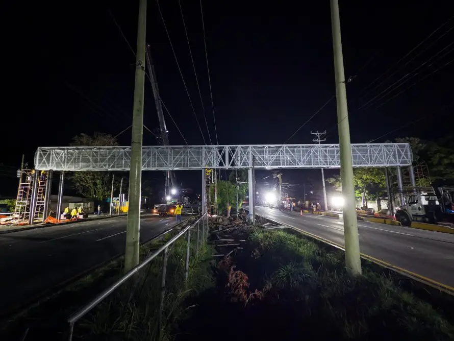 Colocan nueva pasarela frente a la Terminal del Sur