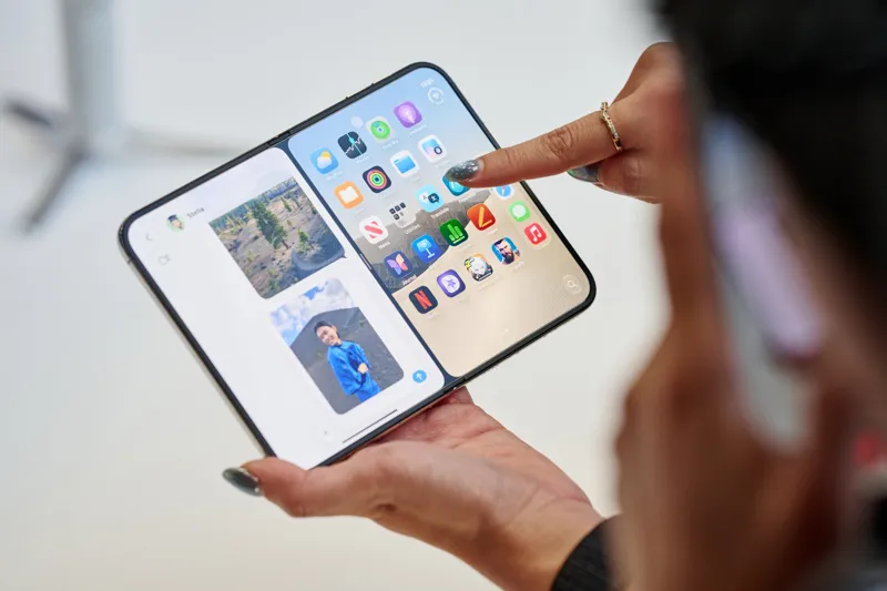 Apple presenta iPhone Duo, su primer teléfono plegable