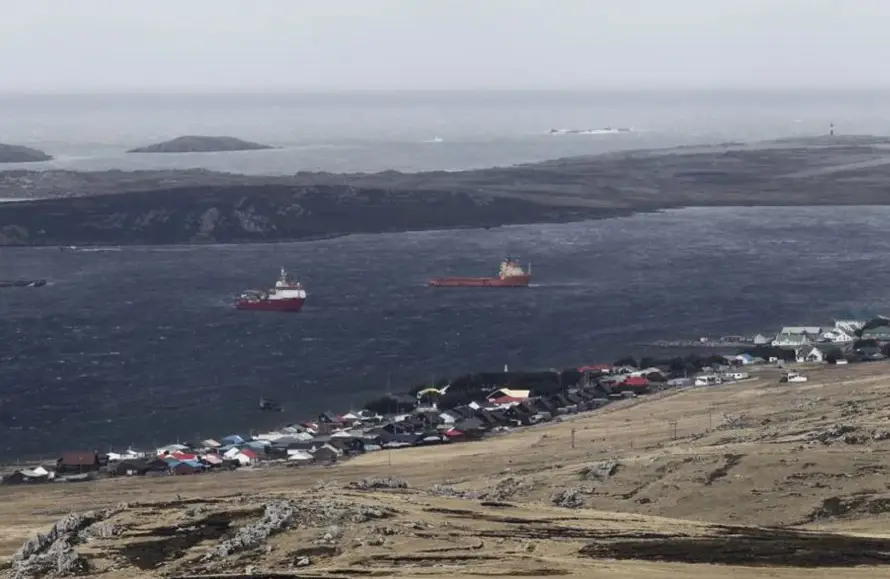 Burnham subraya que Gobierno británico será "implacable" en la soberanía de las Malvinas