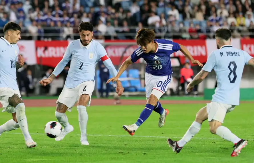 Uruguay tropieza ante Japón en el estreno de Diego Forlán como entrenador