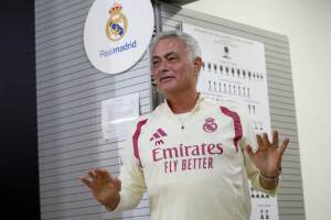 Mourinho critica arbitraje tras derrota del Real Madrid en derbi