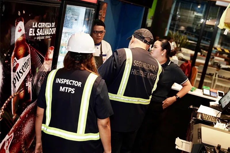 Cerca del 20 % de los salvadoreños trabaja en horario nocturno, según Ministerio de Trabajo