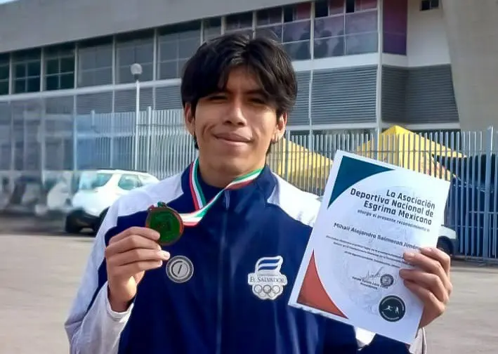 Salvadoreño Mihail Salmerón se corona campeón en el Campeonato Nacional de Esgrima de México