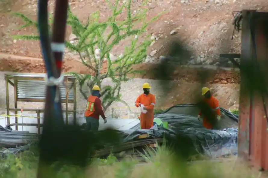 Denuncian que la mina guatemalteca que amenaza el agua en El Salvador sigue funcionando
