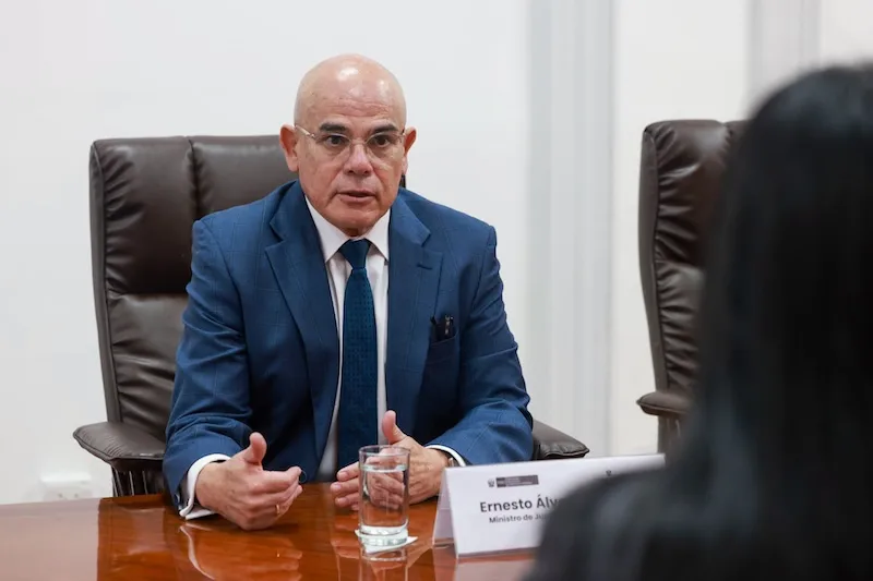 El ministro de Justicia de Perú aboga por la construcción de cárceles siguiendo el modelo salvadoreño